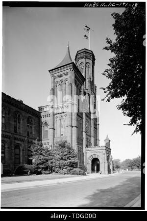 La tour Nord, porte cochère et LA TOUR DU DRAPEAU, à la sud-ouest par l'Ouest - Smithsonian Institution Building, 1000 Jefferson Drive, entre les neuvième et douzième Rue, sud-ouest, Washington, District of Columbia, DC Banque D'Images