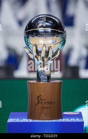 Madrid, Espagne. 15 Juin, 2019. Liga Endesa PBR trophée champion lors de la victoire sur le Real Madrid FC Barcelona 87 - 67 (Lassa) en Liga Endesa finale de la série éliminatoire (jeu 1) a célébré à Madrid (Espagne) à Wizink Centre. Au 16 juin 2019. Credit : Juan Carlos García Mate/Pacific Press/Alamy Live News Banque D'Images