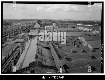 Vue Nord-est VUE DE FOUNDRY À PARTIR DU HAUT DE LA COUPOLE DE FER GRIS PRIX DE BASE MONTRANT DIRECTEMENT AU NORD-EST DU TOIT, fonderie de fer gris à droite, fer malléable COUPOLES ET AU NORD-EST DE FONDERIE fonderie de fer gris avec la fonderie de laiton à l'arrière. - Tuyaux et raccords Stockham Company, 4000 10e Avenue Nord, Comté de Jefferson, Birmingham, AL Banque D'Images