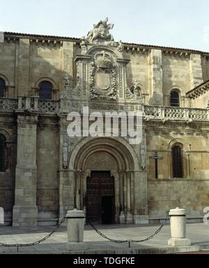 PORTADA DEL CORDERO REMATADA CON LA STATUE ÉQUESTRE DE SAN ISIDORO - ROMANICO/ RENACENTISTA. Emplacement : COLEGIATA DE SAN ISIDORO. LEON. L'ESPAGNE. Banque D'Images