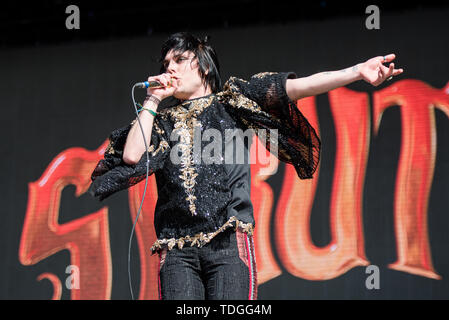 Firenze, Italie. 15 Juin, 2019. Luc Spiller, chanteur du groupe anglais le framework Struts, spectacle sur la scène du festival 2019 Roches Firenze à Florence, en Italie, l'ouverture à Eddie Vedder Crédit : Alessandro Bosio/Pacific Press/Alamy Live News Banque D'Images