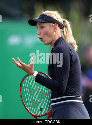 La Croatie Donna Vekic a l'air abattu pendant son match contre la France's Caroline Garcia pendant neuf jours de la vallée de la nature ouvert au centre de tennis de Nottingham. Banque D'Images