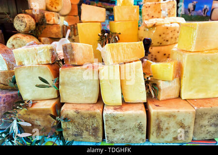 Marché avec variété de fromages traditionnels et à Palerme, Italie Banque D'Images