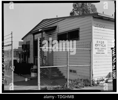 Côté nord-ouest, vue oblique, d'environ 10 PIEDS AU SUD DE L'Afrique du coin, À L'EST AU NORD-EST. - Centre d'approvisionnement naval d'Oakland, bureaux administratifs, sur la 7e rue à l'Est de la rue Maritime, Oakland, Alameda County, CA Banque D'Images