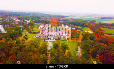 Beaux Palais au milieu de la forêt - air naturel - un endroit plus que magnifique, superbe dans le nord de la Pologne Banque D'Images