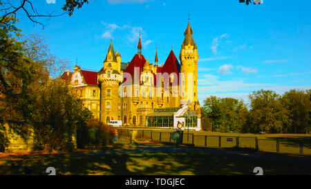 Beaux Palais au milieu de la forêt - air naturel - un endroit plus que magnifique, superbe dans le nord de la Pologne Banque D'Images