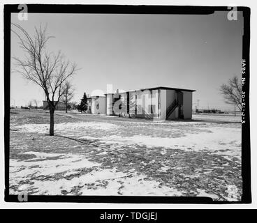 Coin nord-est, vue vers le sud-ouest. - Ellsworth Air Force Base, aviateurs de dortoir, 1392 rue d'Ellsworth, Blackhawk, Meade Comté, SD ; U.S. Army Corps of Engineers ; LeMay, Curtis ; South West Town Construction Company ; Jackson, Christiana, émetteur ; Eilbeck, Kevin, photographe ; Slott, Roger, photographe ; Rosby, Wayne, historien ; Geiger, Lee, historien Banque D'Images