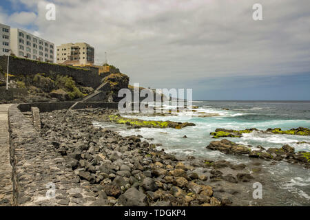 La ligne de côte de Bajamar. Surfez et gros cailloux ronds. Île des Canaries, Tenerife, Espagne. Banque D'Images
