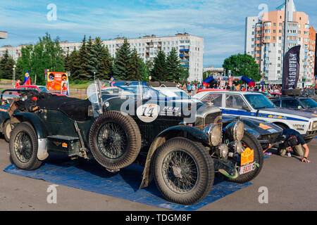 Krasnoyarsk, Russie, 14 juin 2019 : La 7e Pékin à Paris Motor Challenge 2016. Démonstration de voitures sur le parking près de la parc rétro. Banque D'Images