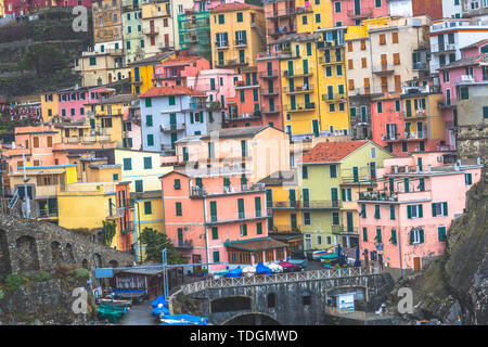 5 village de pêcheurs, l'Italie. Situé dans la région côtière de la Ligurie, Italie. (Ligurie) Les cinq village de pêcheurs est le nom général des villages et villes sur le bord de falaises cinq, Monterosso al Mare, Vernazza, Corniglia, Manarola et Riomaggiore. Banque D'Images