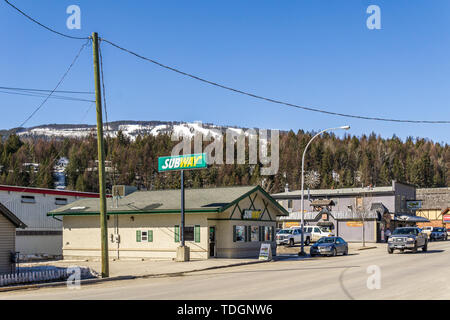 KIMBERLEY, CANADA - 22 MARS 2019 : rue principale de la petite ville de la Colombie-Britannique avec boutiques restaurants voitures. Banque D'Images