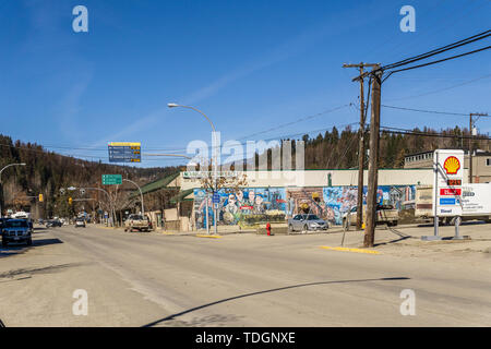 KIMBERLEY, CANADA - 22 MARS 2019 : rue principale de la petite ville de la Colombie-Britannique avec boutiques restaurants voitures. Banque D'Images