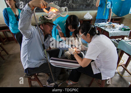 Les médecins de la ville entrez Miaozhai Banque D'Images