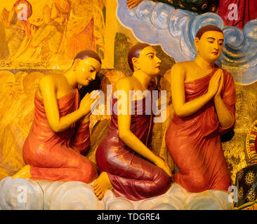Statue de trois Moines priant dans la supplication dans Temple Gangaramaya à Colombo au Sri Lanka. Banque D'Images