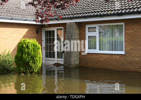 Une maison entourée par les eaux de crue sur Matt Pit Lane à Wainfleet Tous les Saints, dans le Lincolnshire, après que la ville a dû faire face à plus de deux mois de pluie en seulement deux jours. Banque D'Images