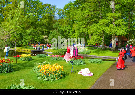 Keukenhof, Lisse, Pays-Bas - 28 Avril 2019 : Voyage en tourisme asiatique photos dans de beaux jardins de Keukenhof au printemps. Parc néerlandais avec des arbres verts et des tulipes colorées. Lieu touristique en Hollande. Banque D'Images