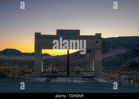 Coucher du soleil au-dessus des ruines du bâtiment en rhyolite, Nevada Banque D'Images