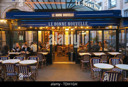 La bonne nouvelle est restaurant traditionnel français situé dans le Boulevard Bonne Nouvelle proche de la Porte Saint Denis à Paris, France. Banque D'Images