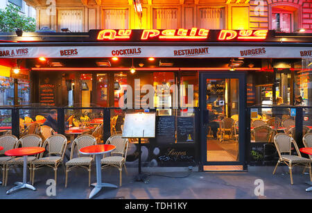 Au Petit Duc est restaurant traditionnel français situé dans le Boulevard Bonne Nouvelle proche de la Porte Saint Denis à Paris, France. Banque D'Images