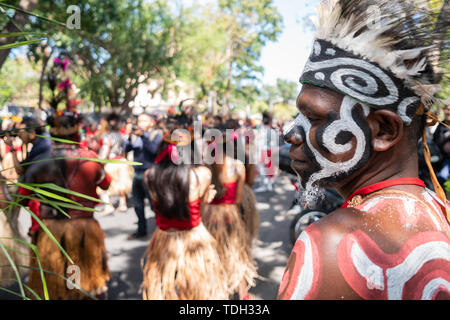 /DENPASAR BALI - 15 juin 2019 : Papuan danseurs se préparent pour un spectacle au Festival des Arts de Bali (2019 Pesta Kesenian Bali). C'est une fonction et Banque D'Images