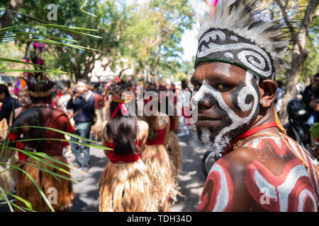 /DENPASAR BALI - 15 juin 2019 : Papuan danseurs se préparent pour un spectacle au Festival des Arts de Bali (2019 Pesta Kesenian Bali). C'est une fonction et Banque D'Images