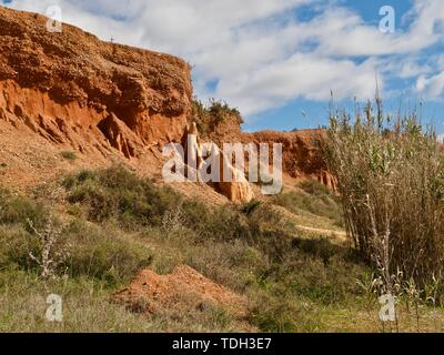 De hautes falaises rouges et la nature sauvage à Paraia da Falesia, un célèbre Paradise beach à Albufeira à la côte de l'Algarve du Portugal Banque D'Images