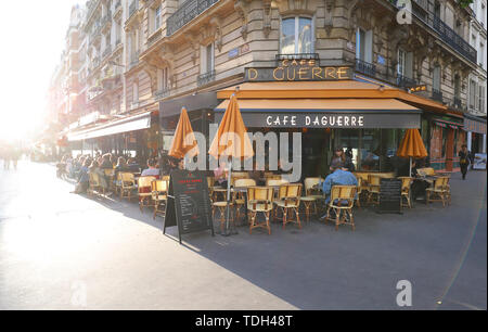 La Daguerre est traditionnel café français situé au coeur de le 14ème arrondissement de Paris, dans la célèbre rue piétonne rue Daguerre. Banque D'Images