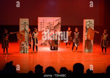 Kuala Lumpur, Malaisie. 15 Juin, 2019. Les élèves des écoles primaires effectuer la version du théâtre chinois 'Histoire des Trois Royaumes" à Kuala Lumpur, Malaisie, le 15 juin 2019. Credit : Chong Chung Voon/Xinhua/Alamy Live News Banque D'Images