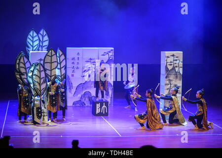 Kuala Lumpur, Malaisie. 15 Juin, 2019. Les élèves des écoles primaires effectuer la version du théâtre chinois 'Histoire des Trois Royaumes" à Kuala Lumpur, Malaisie, le 15 juin 2019. Credit : Chong Chung Voon/Xinhua/Alamy Live News Banque D'Images