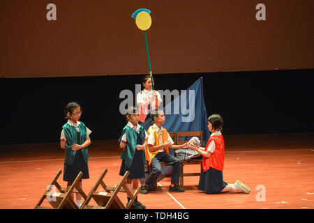 Kuala Lumpur, Malaisie. 15 Juin, 2019. Les élèves des écoles primaires effectuer la version du théâtre chinois 'Histoire des Trois Royaumes" à Kuala Lumpur, Malaisie, le 15 juin 2019. Credit : Chong Chung Voon/Xinhua/Alamy Live News Banque D'Images