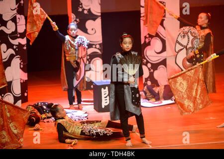 Kuala Lumpur, Malaisie. 15 Juin, 2019. Les élèves des écoles primaires effectuer la version du théâtre chinois 'Histoire des Trois Royaumes" à Kuala Lumpur, Malaisie, le 15 juin 2019. Credit : Chong Chung Voon/Xinhua/Alamy Live News Banque D'Images