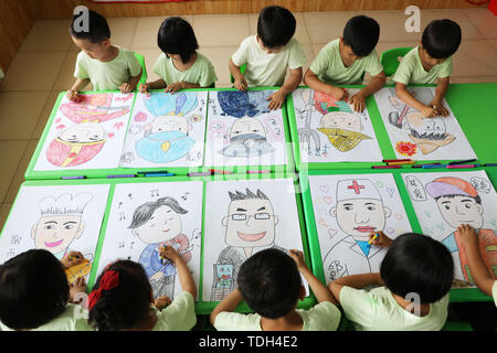 Beijing, Chine, province de Hebei. 14 Juin, 2019. Les enfants de dessiner des images de leurs pères dans une activité pour célébrer la Fête des pères à un jardin d'enfants à Tangshan, Province de Hebei en Chine du nord, le 14 juin 2019. Credit : Zhu Dayong/Xinhua/Alamy Live News Banque D'Images