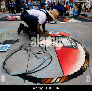 Los Angeles, USA. 15 Juin, 2019. Un artiste peint avec les craies craie Pasadena pendant Festival de Los Angeles, États-Unis, le 15 juin 2019. Le week-end des 15 et 16 juin marque le 27e Festival annuel de la craie de Pasadena. Des centaines de travailleurs qualifiés de la craie des artistes du monde entier se réunissent pour célébrer la forme d'art unique. Crédit : Li Ying/Xinhua/Alamy Live News Banque D'Images