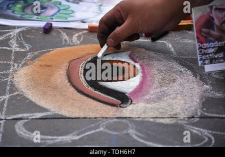 Los Angeles, USA. 15 Juin, 2019. Un artiste peint avec les craies craie Pasadena pendant Festival de Los Angeles, États-Unis, le 15 juin 2019. Le week-end des 15 et 16 juin marque le 27e Festival annuel de la craie de Pasadena. Des centaines de travailleurs qualifiés de la craie des artistes du monde entier se réunissent pour célébrer la forme d'art unique. Crédit : Li Ying/Xinhua/Alamy Live News Banque D'Images