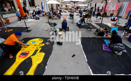 Los Angeles, USA. 15 Juin, 2019. Artistes peignent avec les craies craie Pasadena pendant Festival de Los Angeles, États-Unis, le 15 juin 2019. Le week-end des 15 et 16 juin marque le 27e Festival annuel de la craie de Pasadena. Des centaines de travailleurs qualifiés de la craie des artistes du monde entier se réunissent pour célébrer la forme d'art unique. Crédit : Li Ying/Xinhua/Alamy Live News Banque D'Images