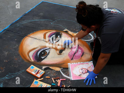 Los Angeles, USA. 15 Juin, 2019. Un artiste peint avec les craies craie Pasadena pendant Festival de Los Angeles, États-Unis, le 15 juin 2019. Le week-end des 15 et 16 juin marque le 27e Festival annuel de la craie de Pasadena. Des centaines de travailleurs qualifiés de la craie des artistes du monde entier se réunissent pour célébrer la forme d'art unique. Crédit : Li Ying/Xinhua/Alamy Live News Banque D'Images
