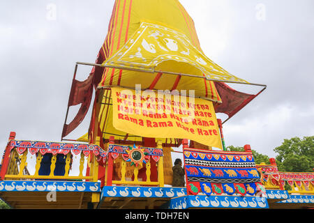 Londres, Royaume-Uni. 16 juin 2019. Trois énormes en bois décoré deula-char en forme (Ratha) prêt à être tiré par les pèlerins et les dévots de Hyde Park Corner à Trafalgar Square pour célébrer le 51e anniversaire de l'événement annuel à l'Rathayatra Char Krishna festival. - Rathayatra les chars en bois transportant des divinités d'Aline, Balarama et Subhadra qui sont tirés à la main par les pèlerins et les dévots Crédit : amer ghazzal/Alamy Live News Banque D'Images