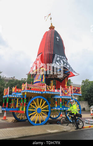 Londres, Royaume-Uni. 16 juin 2019. Trois énormes en bois décoré deula-char en forme (Ratha) prêt à être tiré par les pèlerins et les dévots de Hyde Park Corner à Trafalgar Square pour célébrer le 51e anniversaire de l'événement annuel à l'Rathayatra Char Krishna festival. - Rathayatra les chars en bois transportant des divinités d'Aline, Balarama et Subhadra qui sont tirés à la main par les pèlerins et les dévots Crédit : amer ghazzal/Alamy Live News Banque D'Images