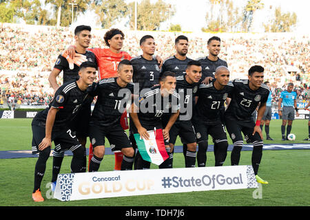 Los Angeles, USA. 15 Juin, 2019. Les joueurs de ligne au Mexique avant la Confédération de 2019 en Amérique du Nord, Centrale et Caraïbes de Football Association de la CONCACAF Gold Cup () entre le Mexique et Cuba à Pasadena, Los Angeles, États-Unis, le 15 juin 2019. Credit : Qian Weizhong/Xinhua/Alamy Live News Banque D'Images