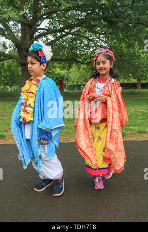 Londres, Royaume-Uni. 16 juin 2019. Chatanya Sharma âgés de 7 (R) habillé comme Radha et Krishna Sharma âgés de 5 (L) habillé pour la les Rathayatra aussi connu comme le char procession festival qui a lieu à travers le centre de Londres et implique le déplacement des déités Jagannath (Avatar de Vishnu), Balabhadra (son frère), Subhadra (sa sœur) et Sudarshana Chakra (son arme) sur un ratha a tiré sur une corde : Crédit amer ghazzal/Alamy Live News Banque D'Images