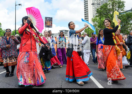 Londres, Royaume-Uni. 16 juin 2019. La danse des femmes à la tête de la parade comme dévots célébrer le festival annuel Rathayatra ('panier festival'), dans le centre de Londres. Adeptes Hare Krishna remorquer trois énormes charrettes décorées de Hyde Park corner à Trafalgar Square, chantant et dansant tout le chemin. Crédit : Stephen Chung / Alamy Live News Banque D'Images