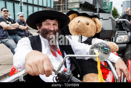 Hambourg, Allemagne. 16 Juin, 2019. Heinz Behling se trouve à la Mogo avec sa mascotte Stoffel sur son tricycle. La Hamburger Motorradgottesdienst am Michel, organisée par la Verein der Mogo Hambourg en Nordkirche e.V., est le plus grand service de moto en Europe. Photo : Markus Scholz/dpa/Alamy Live News Banque D'Images