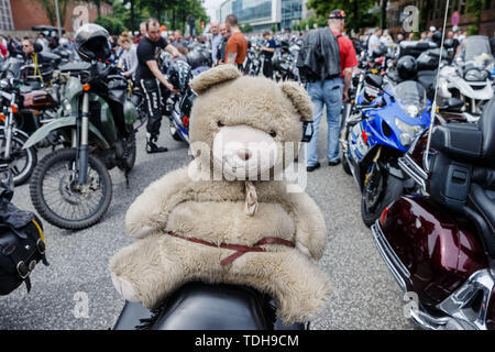 Hambourg, Allemagne. 16 Juin, 2019. Un ours est assis comme mascotte sur le siège passager d'une moto. La Hamburger Motorradgottesdienst am Michel, organisée par la Verein der Mogo Hambourg en Nordkirche e.V., est le plus grand service de moto en Europe. Photo : Markus Scholz/dpa/Alamy Live News Banque D'Images