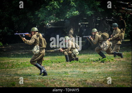 Tambov, Région de Tambov, en Russie. 16 Juin, 2019. Militaires - reconstitution historique de la bataille de Stalingrad (world war II) dans la ville de Tambov (Russie). Dans la photo - militaires reenactors dans l'uniforme militaire de l'armée soviétique Crédit : Demian Stringer/ZUMA/Alamy Fil Live News Banque D'Images