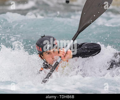 Londres, Royaume-Uni. 16 juin 2019. Centre d'eaux vives de Lee Valley, Londres, Angleterre ; Coupe du monde de slalom en canoë-Series ; Michal Smolen (USA) qui se font concurrence sur les Mens K1 Kayak Crédit : demi-finale Plus Sport Action Images/Alamy Live News Banque D'Images