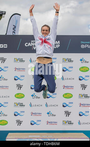 Londres, Royaume-Uni. 16 juin 2019. Centre d'eaux vives de Lee Valley, Londres, Angleterre ; Coupe du monde de slalom en canoë-Series ; Mallory Franklin (GBR) saute sur le podium pour recevoir sa médaille d'or après avoir remporté la finale de canoë C1 : Action Crédit Plus Sport Images/Alamy Live News Banque D'Images