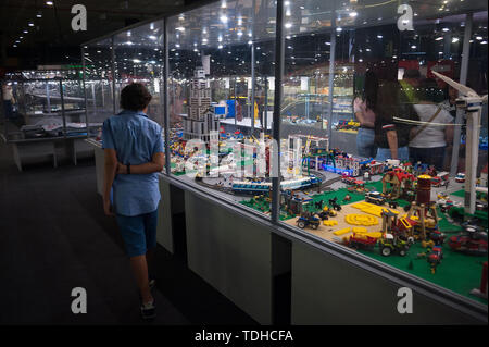 Malaga, Espagne. 16 Juin, 2019. Un garçon regarde maquettes affichées à l'intérieur d'un cabinet de verre lors de l'exposition. L'exposition LEGO est une exposition temporaire, le plus plus grand de l'Europe sur les figures de LEGO, montrant maquettes différentes montées avec plus de 5 millions de morceaux de LEGO à grande échelle tels que Titanic ship, des répliques de joueurs de basket-ball, le corps humain, les personnages du film Star Wars, Marvel et autres. Credit : SOPA/Alamy Images Limited Live News Banque D'Images