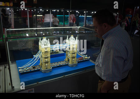 Malaga, Espagne. 16 Juin, 2019. Un homme regarde maquettes affichées à l'intérieur d'un cabinet de verre lors de l'exposition. L'exposition LEGO est une exposition temporaire, le plus plus grand de l'Europe sur les figures de LEGO, montrant maquettes différentes montées avec plus de 5 millions de morceaux de LEGO à grande échelle tels que Titanic ship, des répliques de joueurs de basket-ball, le corps humain, les personnages du film Star Wars, Marvel et autres. Credit : SOPA/Alamy Images Limited Live News Banque D'Images