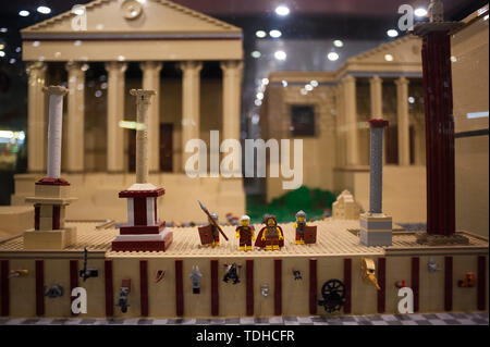 Malaga, Espagne. 16 Juin, 2019. Une maquette affiche à l'intérieur d'un cabinet de verre lors de l'exposition. L'exposition LEGO est une exposition temporaire, le plus plus grand de l'Europe sur les figures de LEGO, montrant maquettes différentes montées avec plus de 5 millions de morceaux de LEGO à grande échelle tels que Titanic ship, des répliques de joueurs de basket-ball, le corps humain, les personnages du film Star Wars, Marvel et autres. Credit : SOPA/Alamy Images Limited Live News Banque D'Images