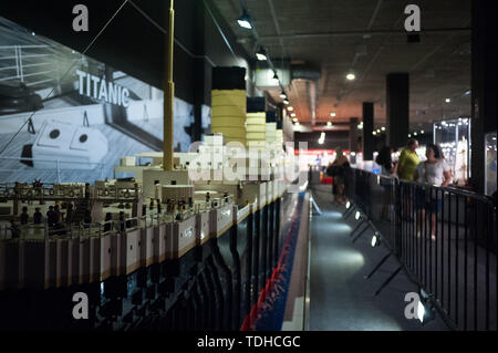 Malaga, Espagne. 16 Juin, 2019. Une grande maquette de bateau 'Titanic' affichés dans une armoire en verre lors de l'exposition. L'exposition LEGO est une exposition temporaire, le plus plus grand de l'Europe sur les figures de LEGO, montrant maquettes différentes montées avec plus de 5 millions de morceaux de LEGO à grande échelle tels que Titanic ship, des répliques de joueurs de basket-ball, le corps humain, les personnages du film Star Wars, Marvel et autres. Credit : SOPA/Alamy Images Limited Live News Banque D'Images